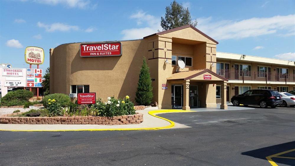 una señal de hotel en el lateral de un edificio en TravelStar Inn & Suites en Colorado Springs