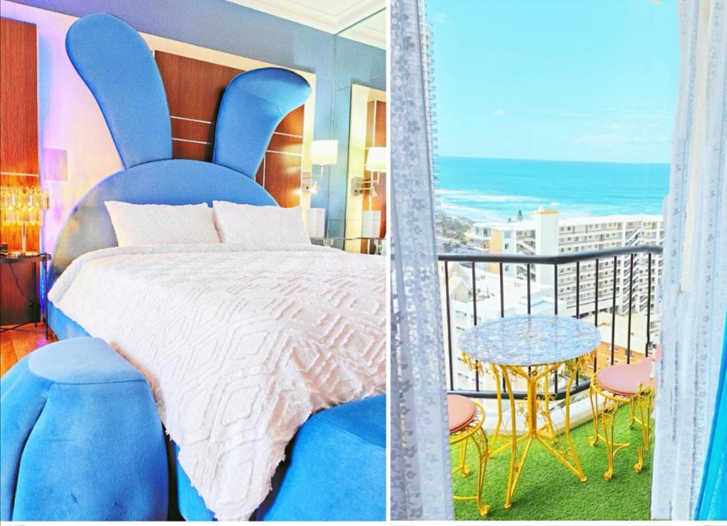 een slaapkamer met een bed en een balkon met uitzicht op de oceaan bij Fantastic Holiday Home Ocean View Quality Central Location in Gold Coast