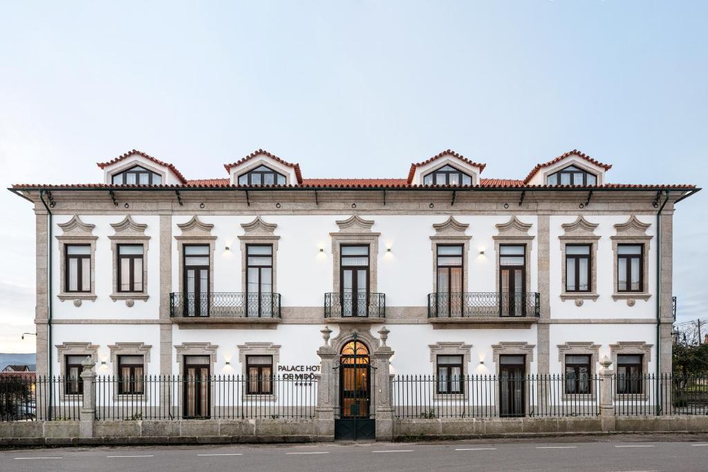 a large white building with a fence in front of it at Palace Hotel de Midões in Midões