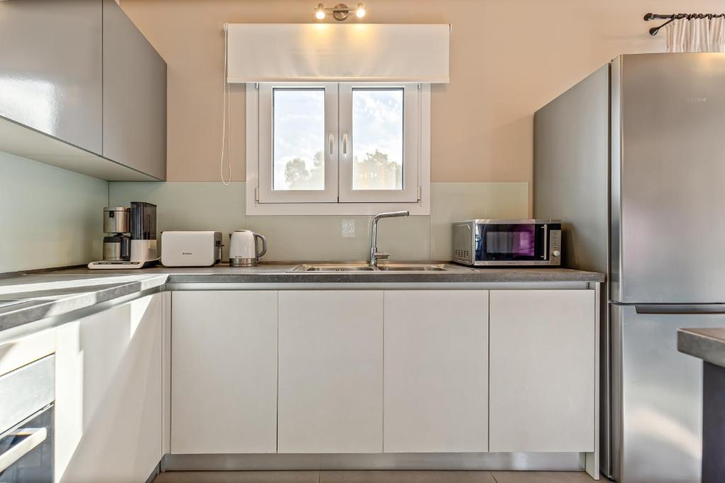 A kitchen or kitchenette at Lola's House