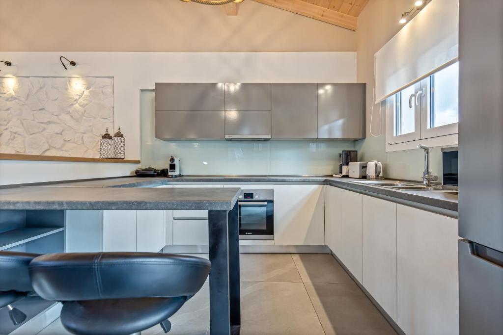 A kitchen or kitchenette at Lola's House