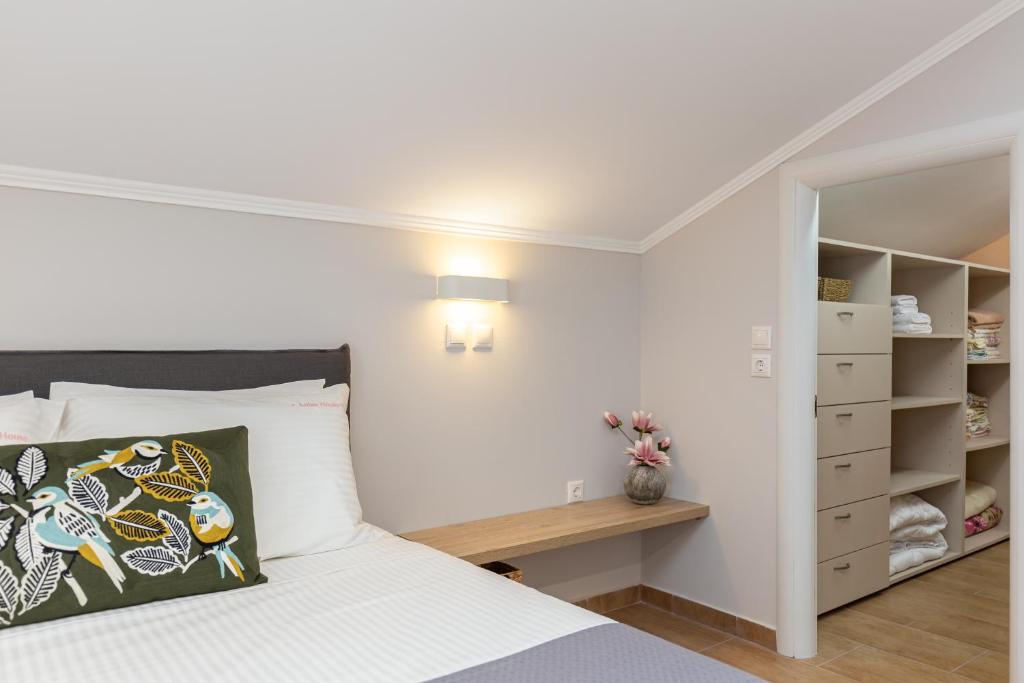 A bed or beds in a room at Lola's House