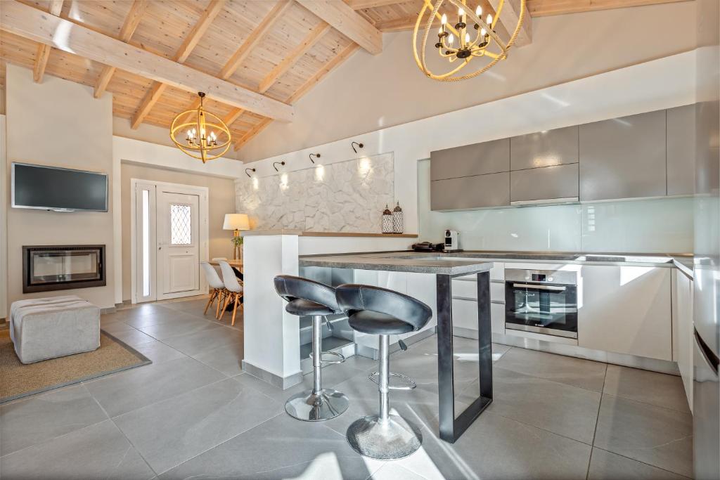 A kitchen or kitchenette at Lola's House