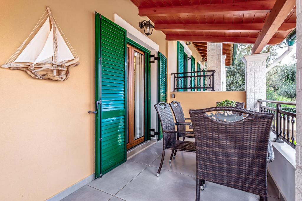 A balcony or terrace at Lola's House