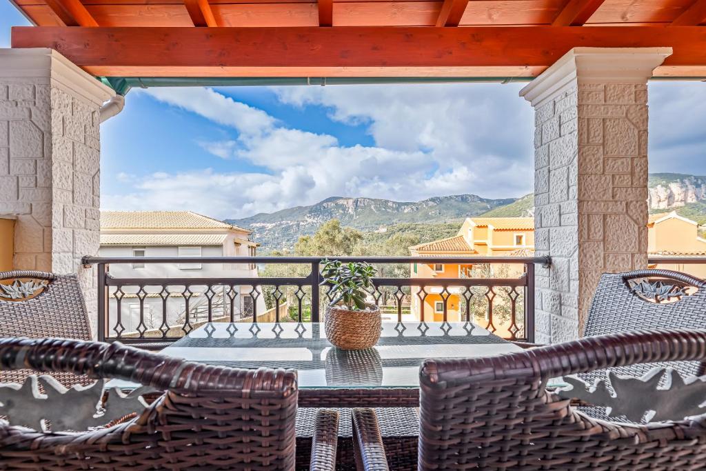A general mountain view or a mountain view taken from A villát