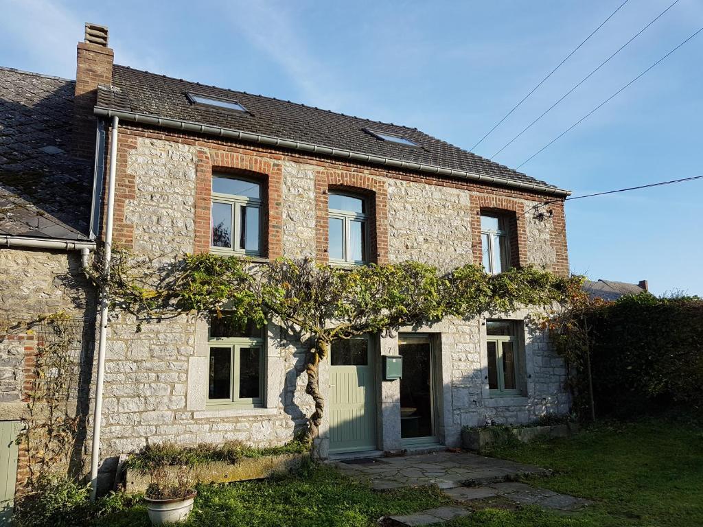 a brick house with a tree in front of it at Gîte 7ici in Blaimont