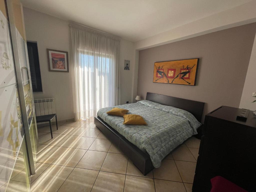 1 dormitorio con 1 cama con 2 almohadas en La Casa di Pedro en Santa Maria Capua Vetere