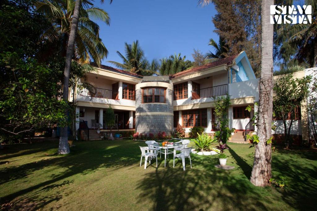 a view of the courtyard of the villa at StayVista at Mikkie House 3BHK Villa Combination of Bricks & Stone - Breakfast Included in Aivarkhandpur