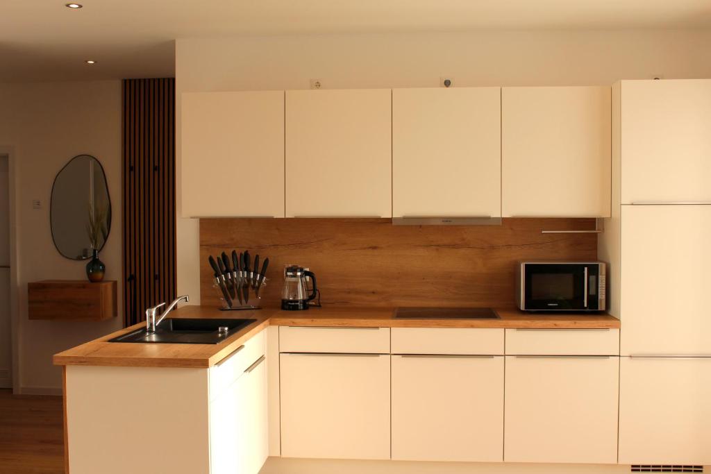 Großes Apartment mit Küche, Dusche, Badewanne, Balkon, Parkplatz vor dem Haus, ruhig gelegen, ADA4 - 4