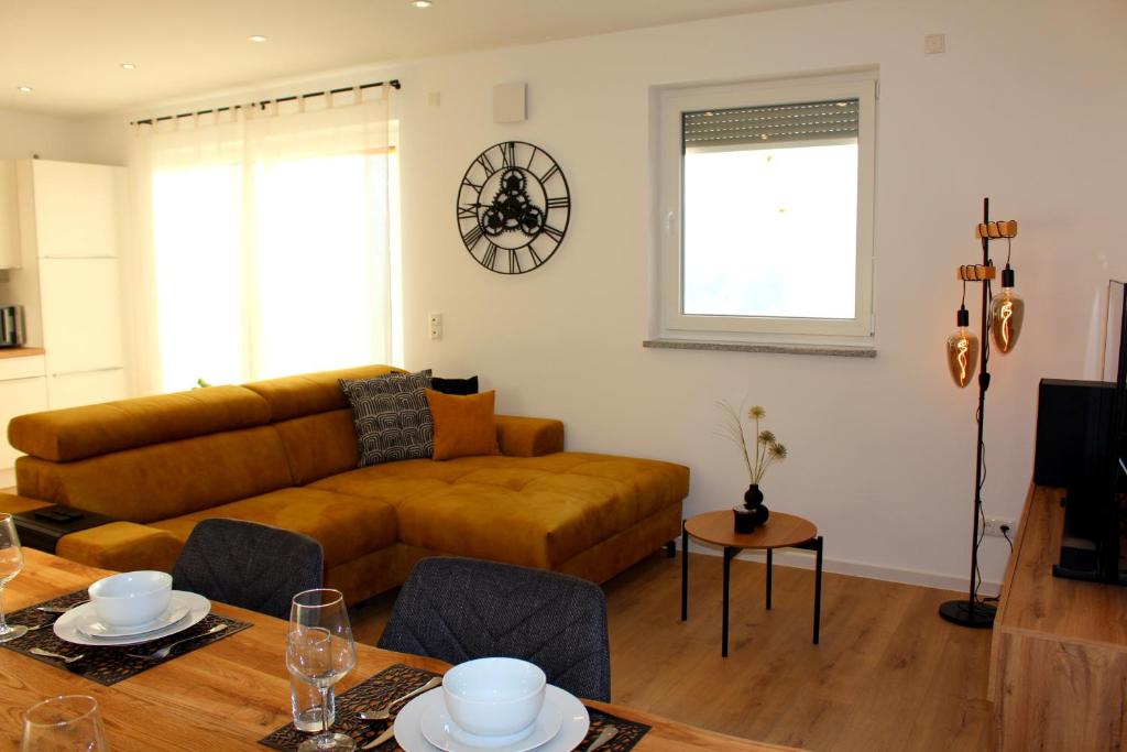 Großes Apartment mit Küche, Dusche, Badewanne, Balkon, Parkplatz vor dem Haus, ruhig gelegen, ADA4 - 3