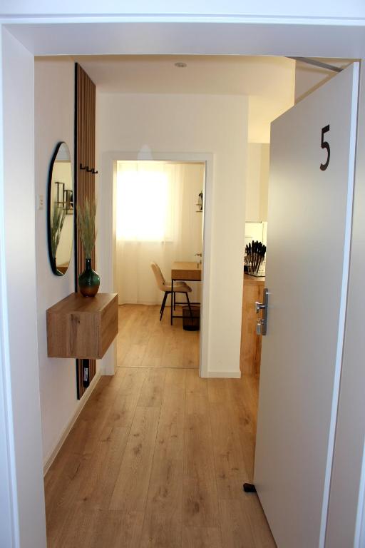 Großes Apartment mit Küche, Dusche, Badewanne, Balkon, Parkplatz vor dem Haus, ruhig gelegen, ADA4 - 2