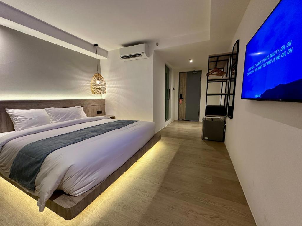 Postel nebo postele na pokoji v ubytování Theatre Hotel