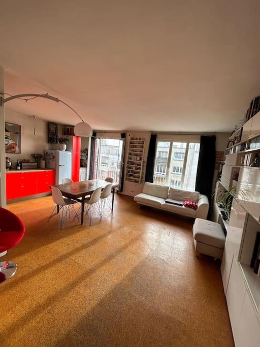 une cuisine et un salon avec une table et des chaises dans l'établissement Appartement familial (idéal JO 2024), à Montreuil