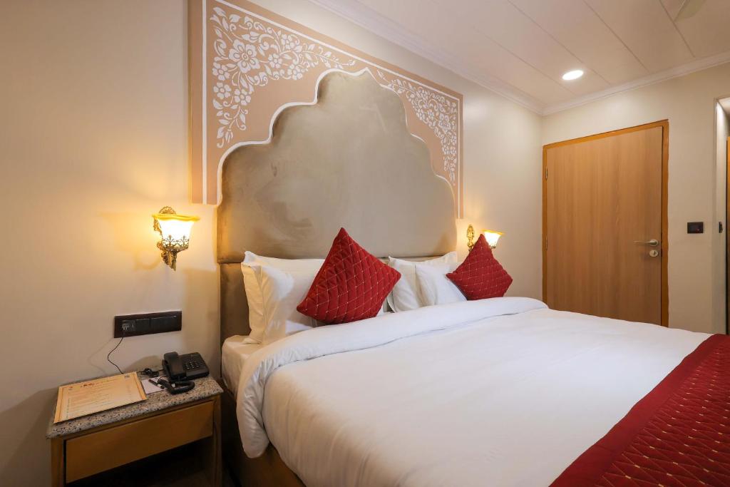 Postel nebo postele na pokoji v ubytování Hotel Ganga Ratan