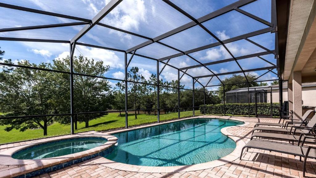 een zwembad in een gebouw met een glazen plafond bij Top Villas - Windsor Hills Resort 998 in Orlando