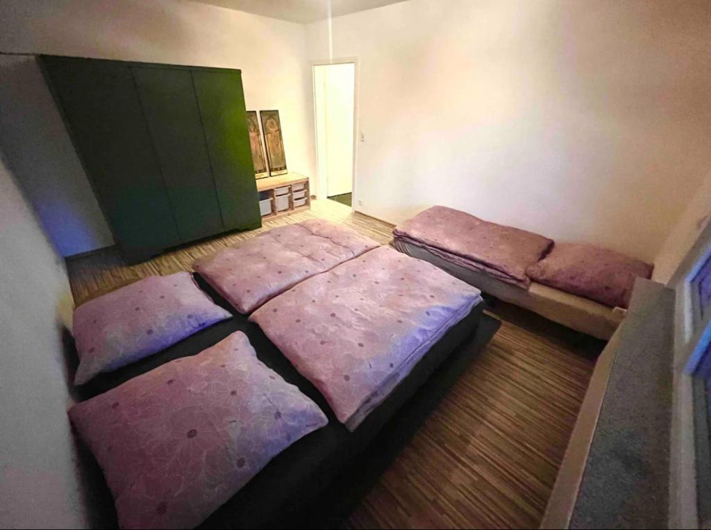 Кровать или кровати в номере Bungalow in Neuschloss
