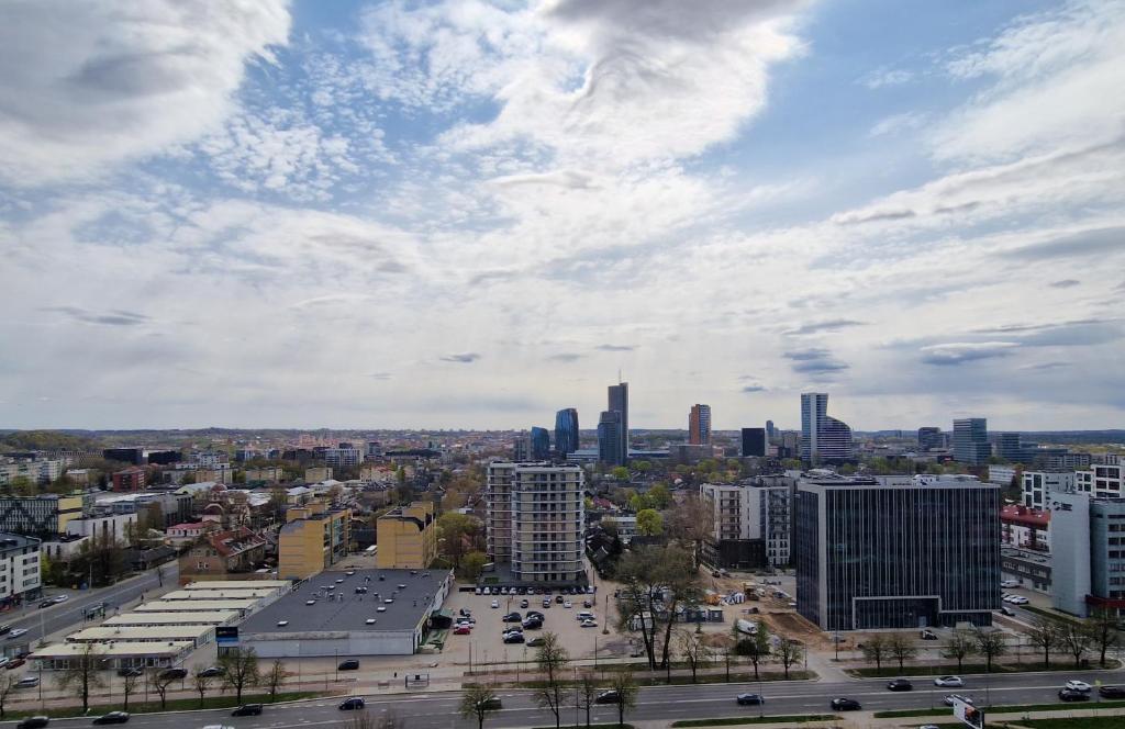 una vista aérea de una ciudad con edificios y coches en Vilnius view apartments (95 sqm) en Vilna