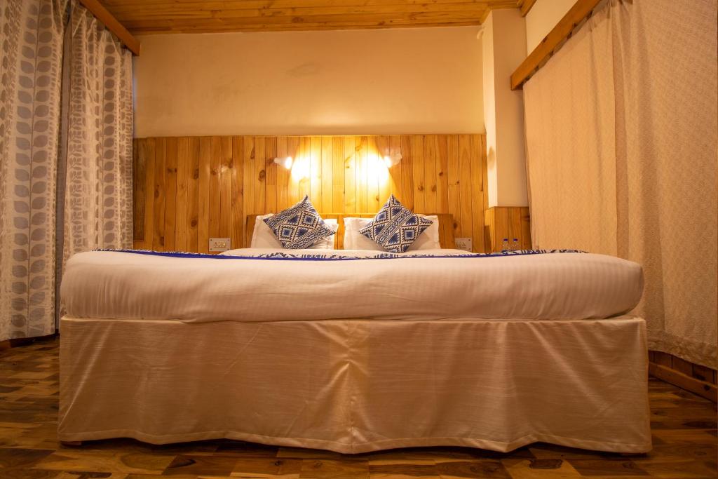 Postel nebo postele na pokoji v ubytování Hotel Negi's Mayflower A heritage Since 1965