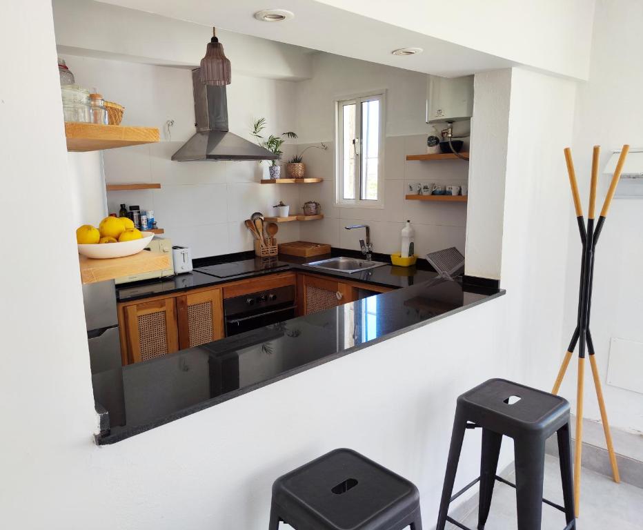 eine Küche mit einem großen Spiegel an der Wand in der Unterkunft La Casa de Piedra a orillas del mar in Vejer de la Frontera