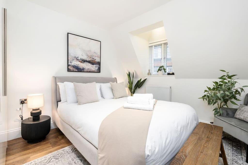 biała sypialnia z łóżkiem i kanapą w obiekcie Tranquil Riverfront Oasis at High Bridge Court w mieście Knaresborough