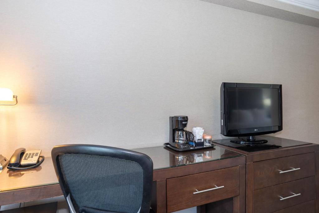 TV a/nebo společenská místnost v ubytování Sandman Hotel & Suites Calgary South