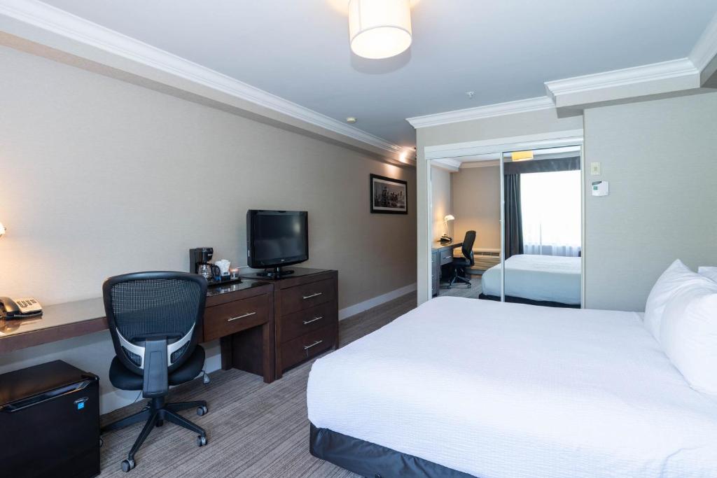 TV a/nebo společenská místnost v ubytování Sandman Hotel & Suites Calgary South