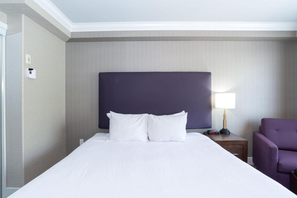 Postel nebo postele na pokoji v ubytování Sandman Hotel & Suites Calgary South