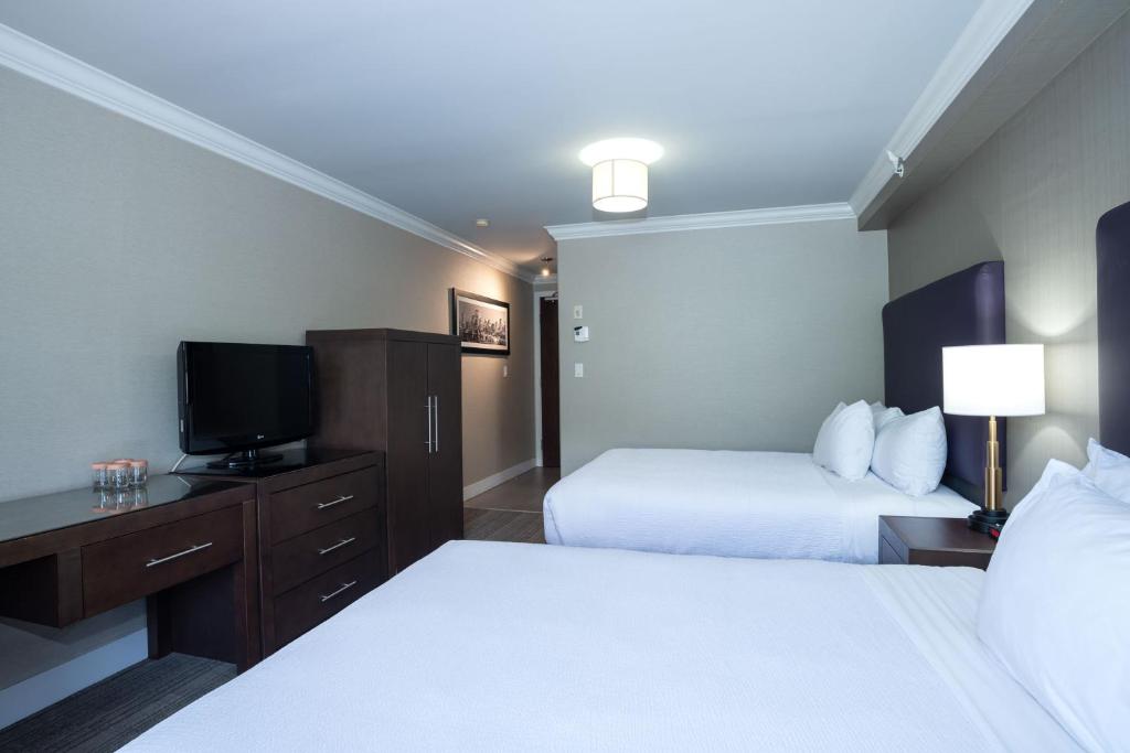 Postel nebo postele na pokoji v ubytování Sandman Hotel & Suites Calgary South
