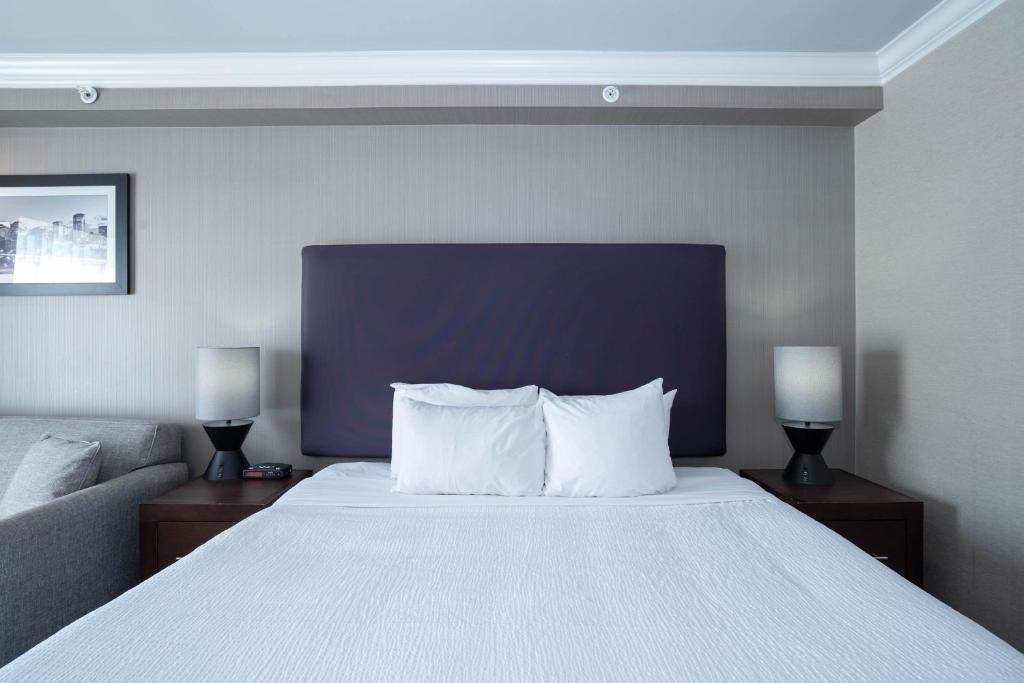 Postel nebo postele na pokoji v ubytování Sandman Hotel & Suites Calgary South