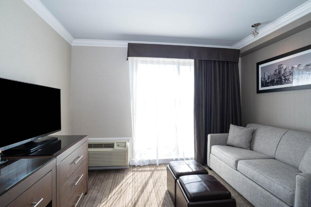 TV a/nebo společenská místnost v ubytování Sandman Hotel & Suites Calgary South
