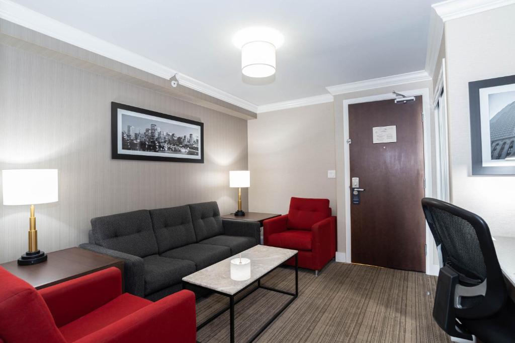 Posezení v ubytování Sandman Hotel & Suites Calgary South