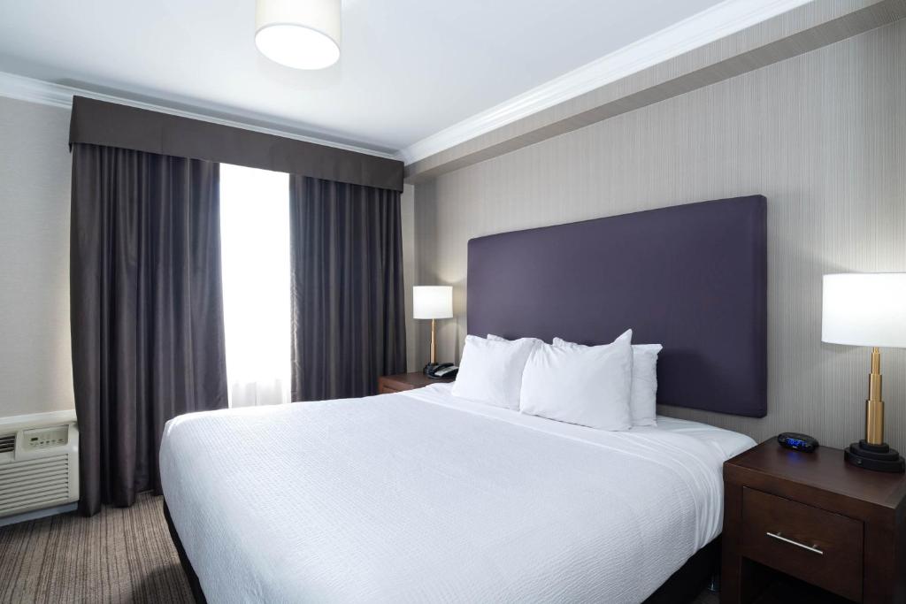 Postel nebo postele na pokoji v ubytování Sandman Hotel & Suites Calgary South