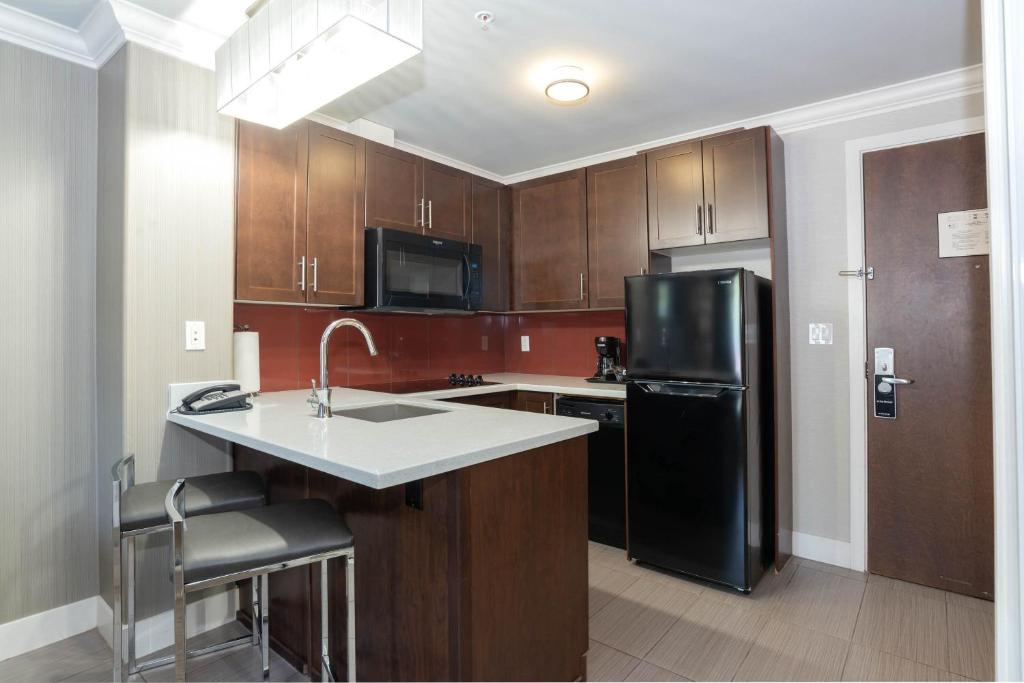 Kuchyň nebo kuchyňský kout v ubytování Sandman Hotel & Suites Calgary South