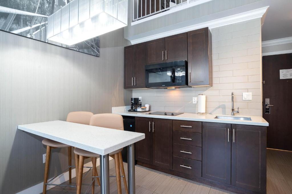 Kuchyň nebo kuchyňský kout v ubytování Sandman Hotel & Suites Calgary South
