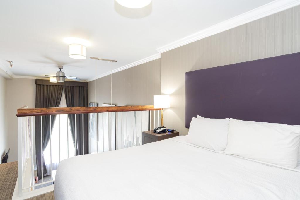 Postel nebo postele na pokoji v ubytování Sandman Hotel & Suites Calgary South