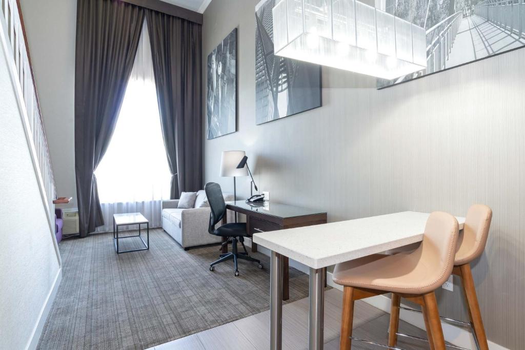Posezení v ubytování Sandman Hotel & Suites Calgary South