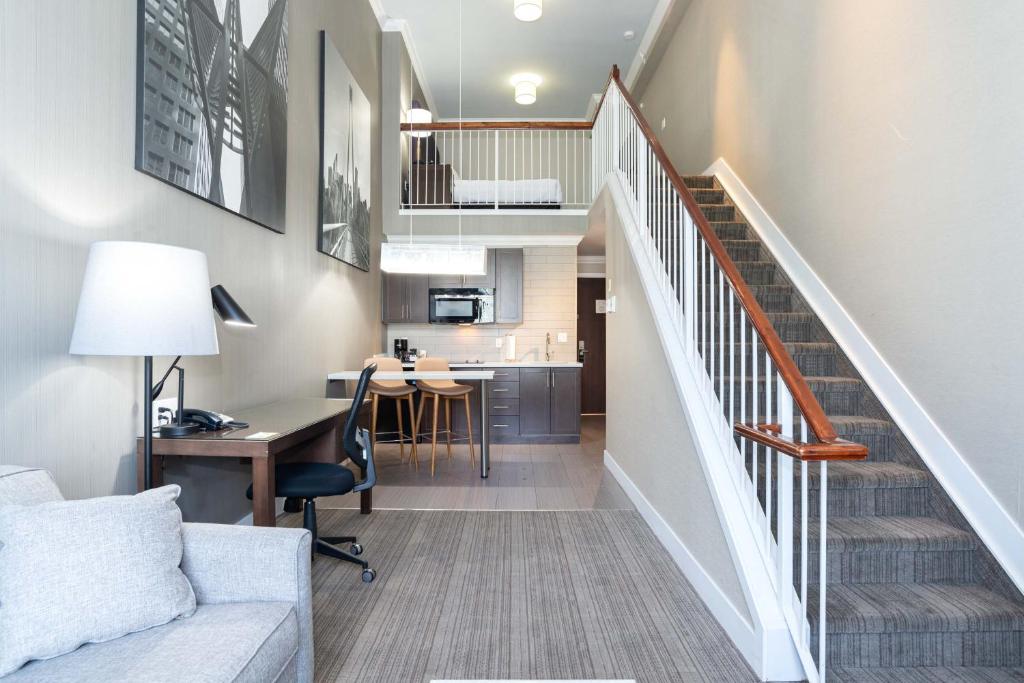 Posezení v ubytování Sandman Hotel & Suites Calgary South