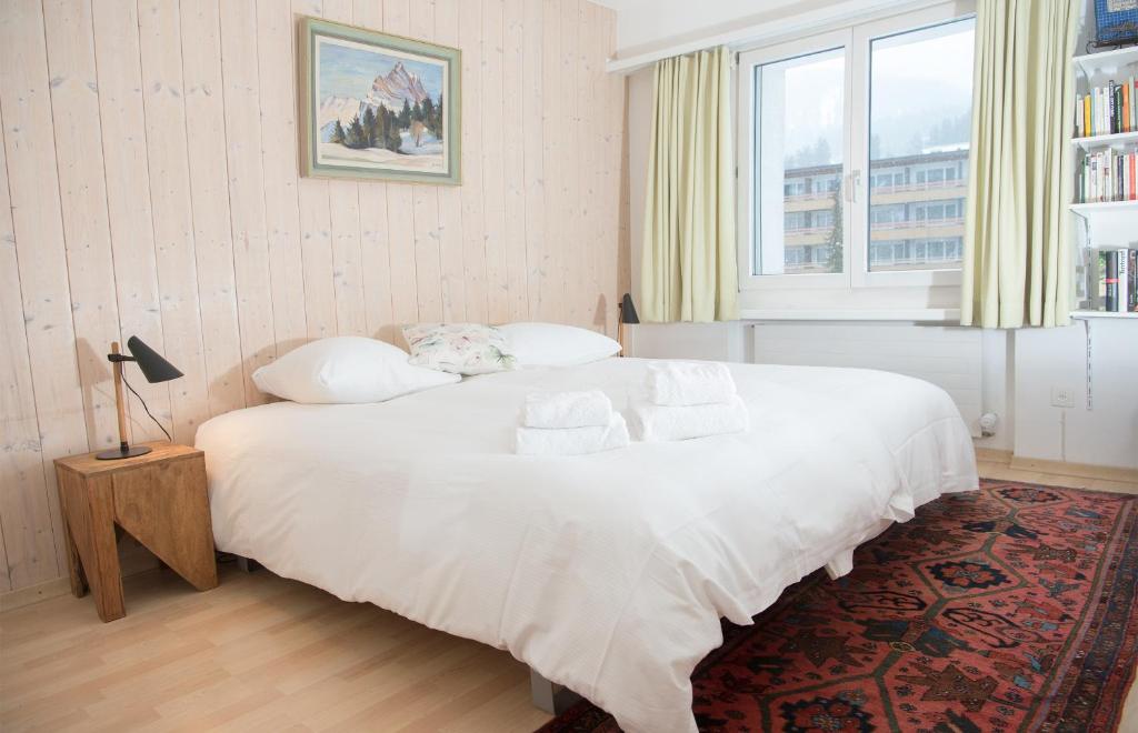 Postel nebo postele na pokoji v ubytování Familienapartment Lai Zentrum für 6 Personen Lenzerheide