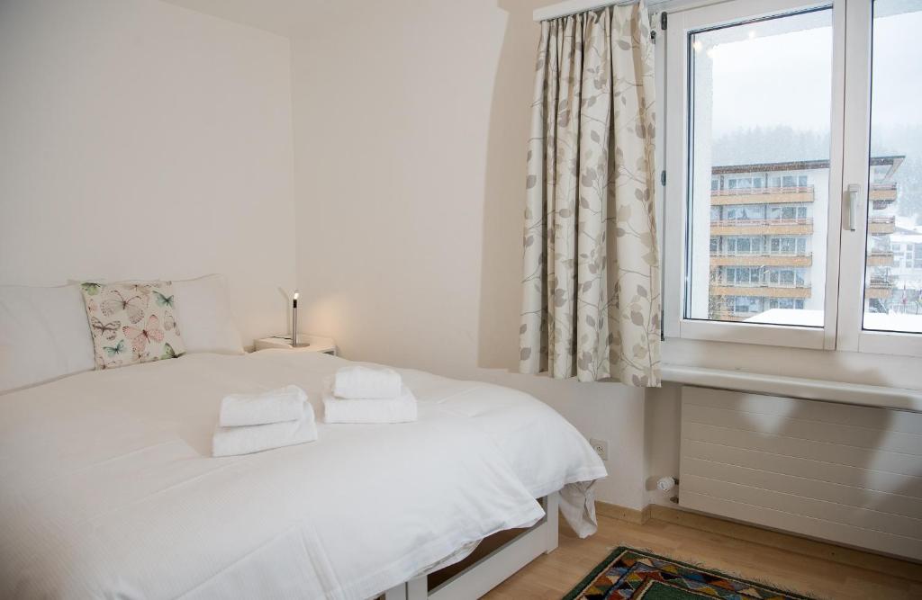 Postel nebo postele na pokoji v ubytování Familienapartment Lai Zentrum für 6 Personen Lenzerheide