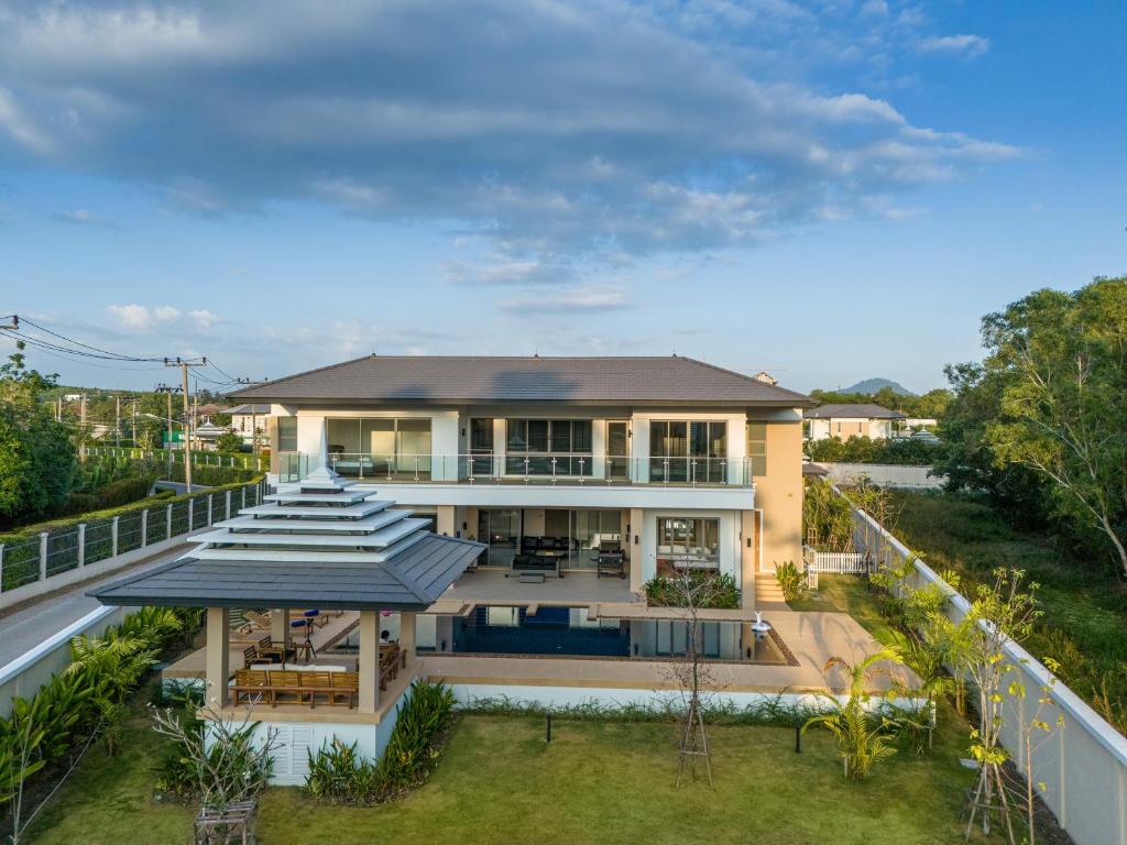 vista aerea di una casa con piscina di 4bdr villa in Laguna Big garden and pool a Phuket