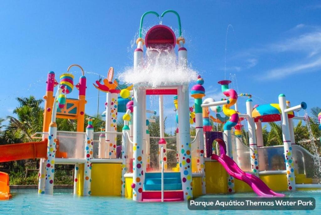 - un parc aquatique avec un toboggan dans la piscine dans l'établissement São Pedro Thermas Resort, 
