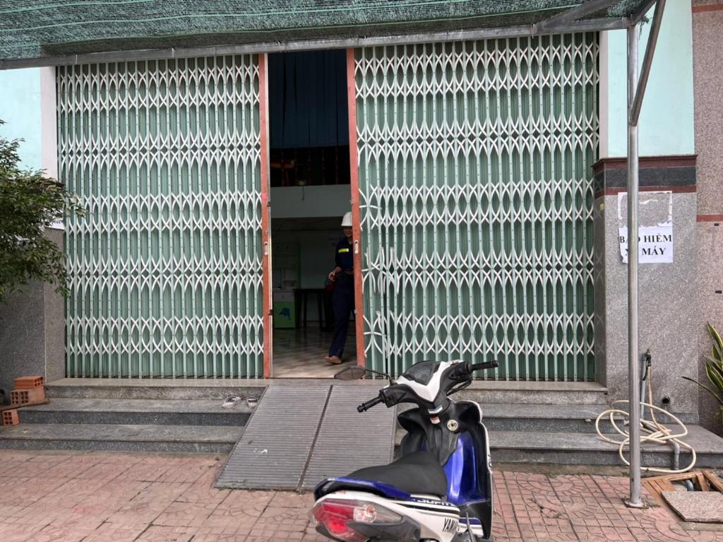 een motorscooter geparkeerd voor een gebouw bij Nhà Trọ Sam Silk in Quy Nhon