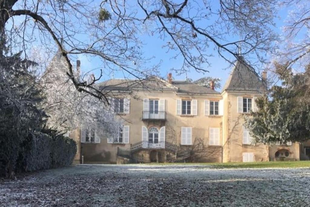 una casa grande con una gran entrada de entrada frente a ella en gîte ou chambres d'hôtes au château de Montclair, en Pommiers