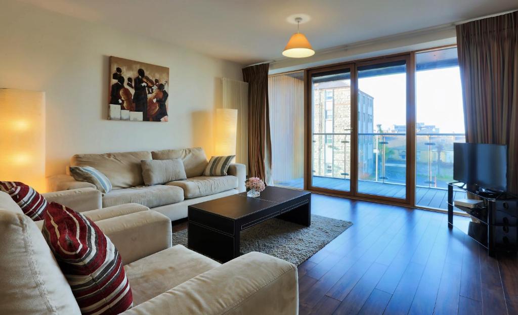 Area tempat duduk di Large Bright Apartment by Dun Laoghaire Harbour