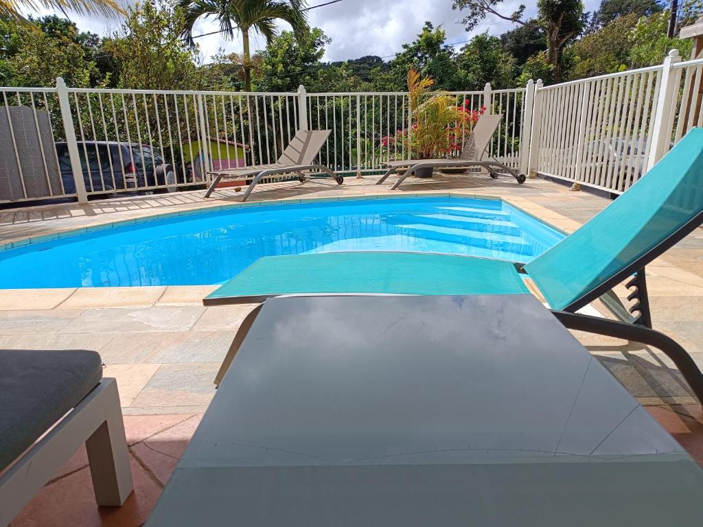 Bazén v ubytování Douceur des Hauteurs bas de villa, piscine privée nebo v jeho okolí
