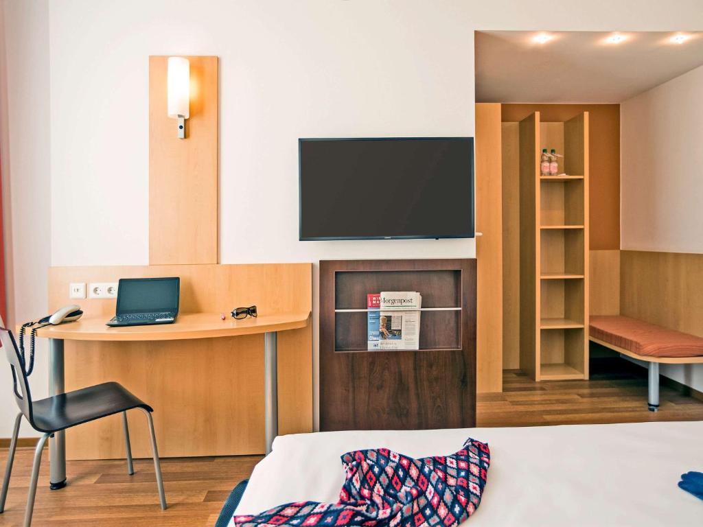 TV a/nebo společenská místnost v ubytování ibis Berlin City Süd