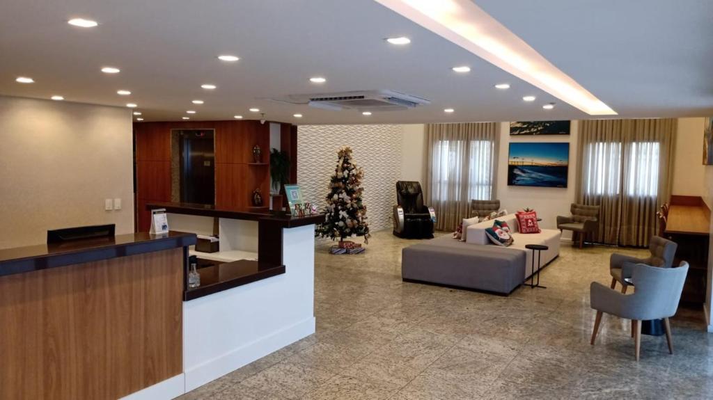 uma sala de estar com uma árvore de Natal num quarto em Villa Park Hotel em Natal