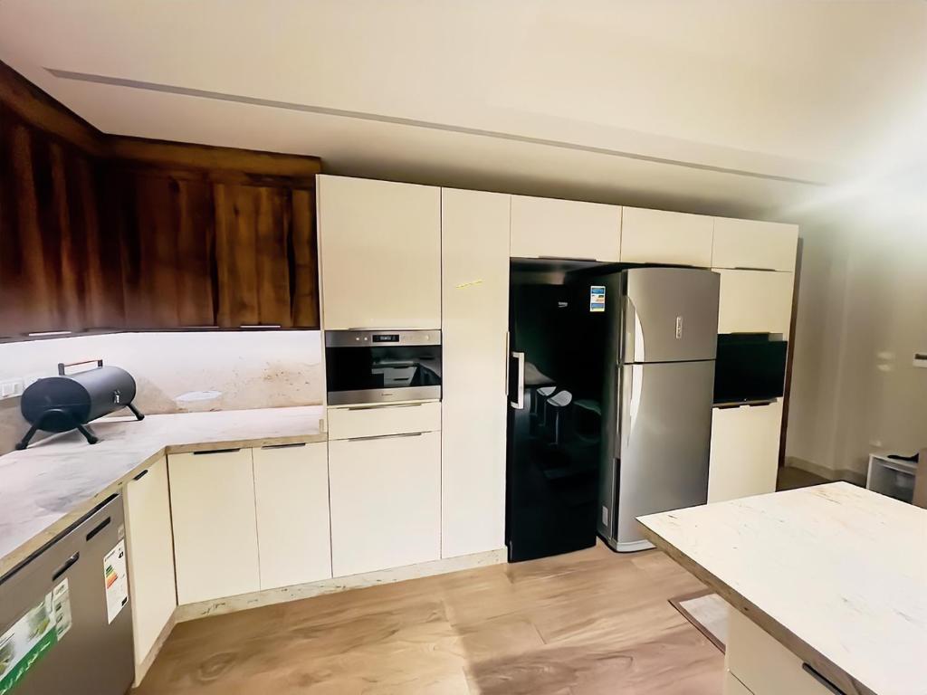 Kuchyň nebo kuchyňský kout v ubytování فيلا فندقية بالشيخ زايد - Zayed Suites B