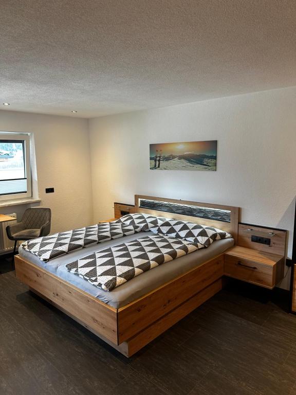 ein Schlafzimmer mit einem großen Holzbett in einem Zimmer in der Unterkunft Haus Brugger Richard in Zell am Ziller
