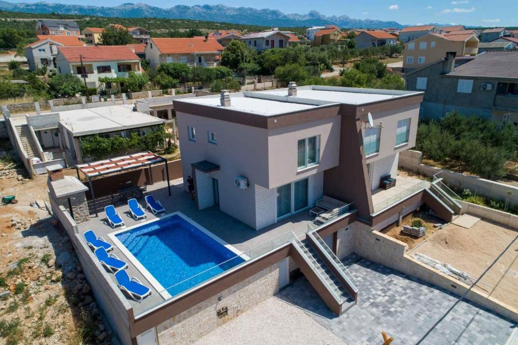 Bazén v ubytování Apartment in Maslenica - Paklenica Riviera 46333 nebo v jeho okolí